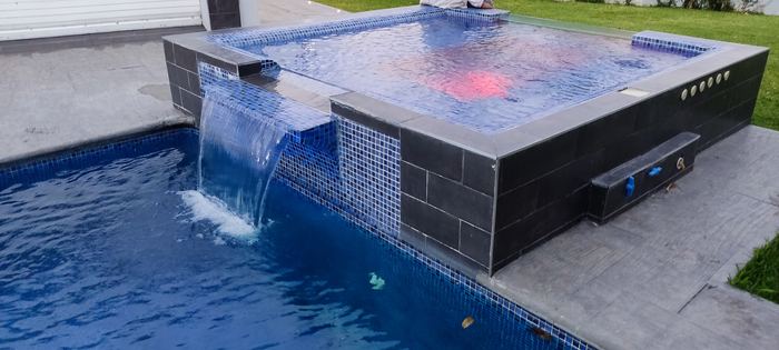 Jacuzzi con cascada iluminada