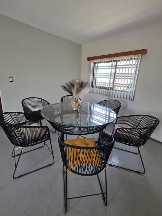 Comedor junto a ventanal